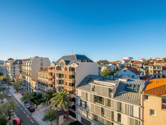 Appartement 4 pièces en étage élevé avec parking et cave – Quartier Impérial