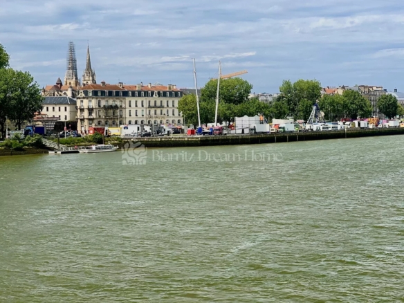 Appartement de Charme avec Vue Imprenable sur le Fleuve Adour