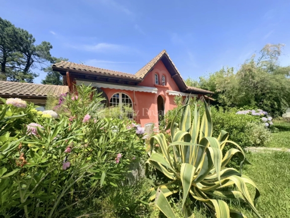 TARNOS Maison de charme sur 4000 m2 de terrain