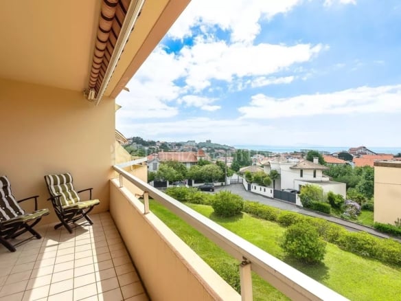 Bel appartement deux pièces avec terrasses vue océan, cave et parking