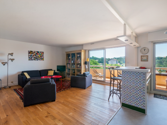 Appartement 4 pieces de 85 m² avec balcons vue montagnes et ocean, cave et garage