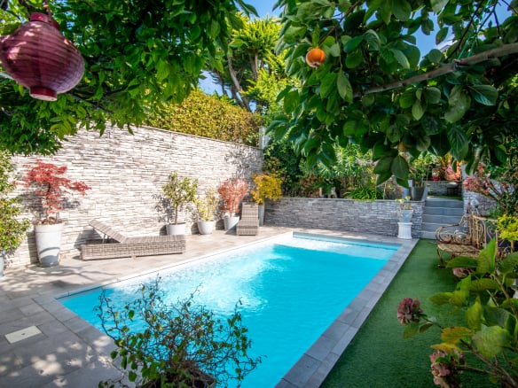 BIARRITZ – Maison 1900 avec jardin paysagé, piscine et dépendance.