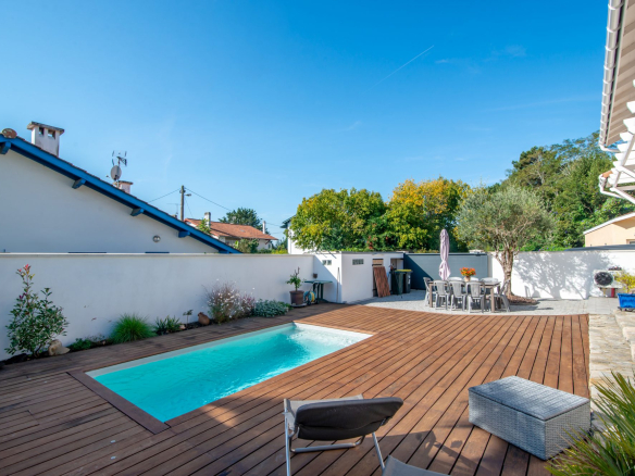 ANGLET Montbrun – Maison familiale avec studio indépendant et double garage