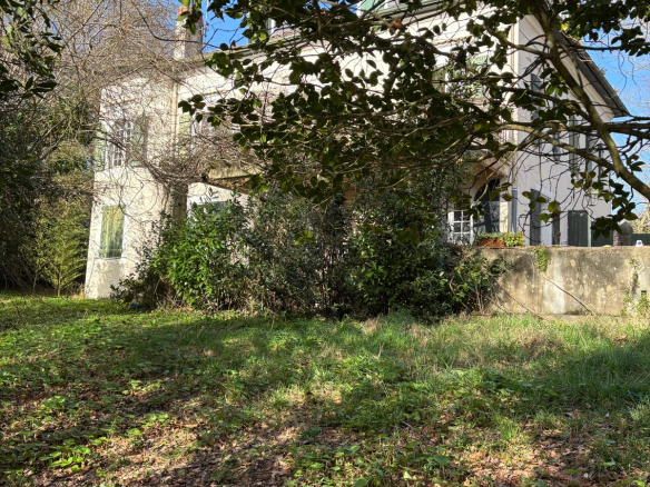 BASSUSSARRY – Bâtisse de caractère du XIXᵉ siècle sur plus de 10 hectares – Bien rare
