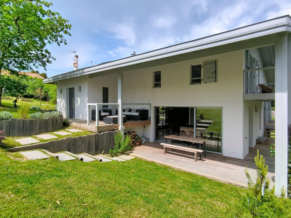 ARBONNE – Maison d’architecte neuve proche du bourg