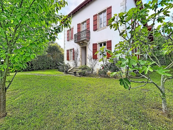 USTARITZ – Élégante maison de famille proche du bourg