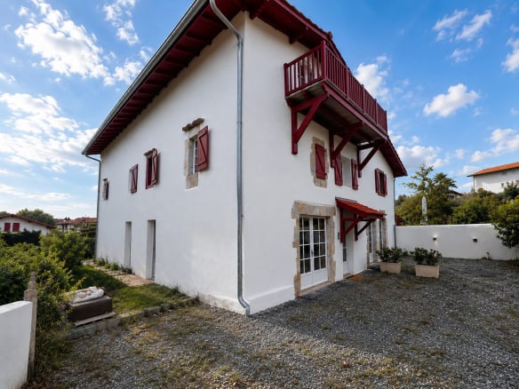 AHETZE – Appartement de caractère de 164 m² au cœur du village