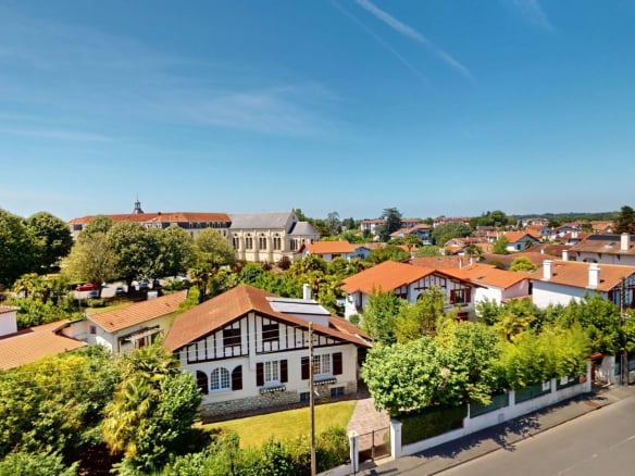BAYONNE Dernier étage quartier Marracq avec garage boxé